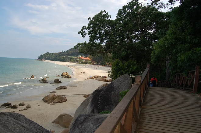Teluk_Cempedak_beach1.webp